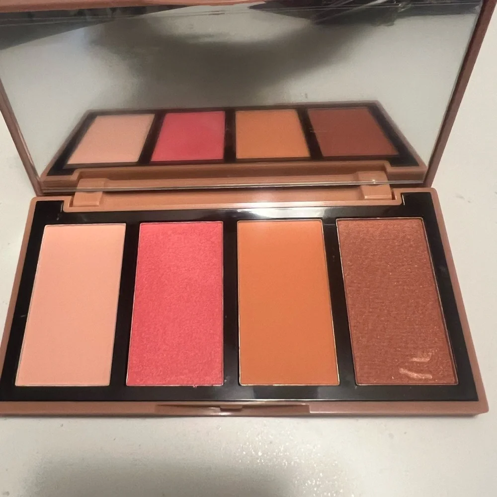 Whispering rose luminous blush face palette and highlighter NWOB‎